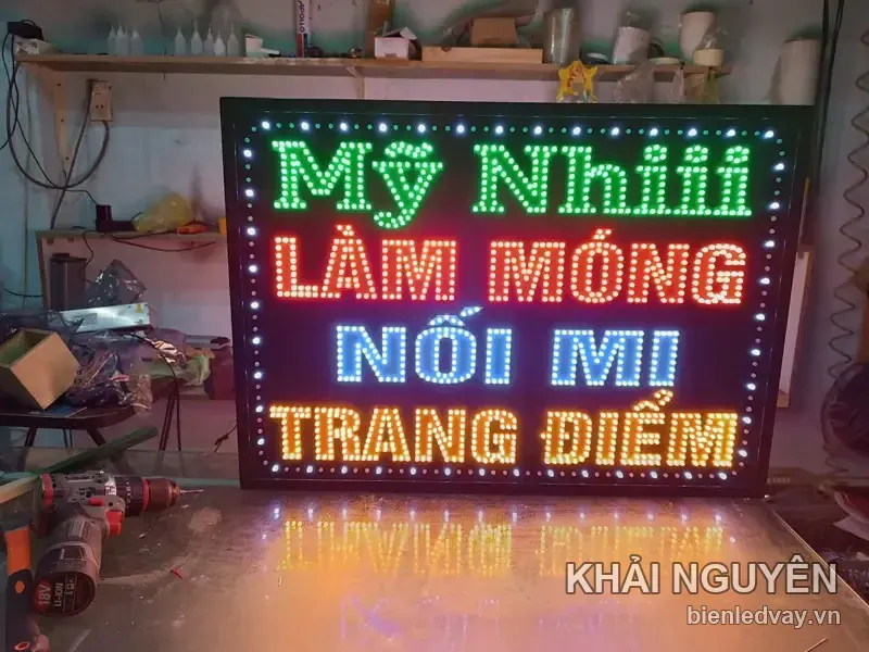 Biển vẫy LED Mỹ Nhiii trên bàn thợ