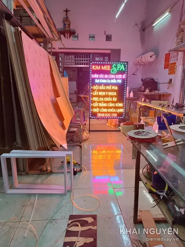 Biển vẫy LED Kim Mee Spa liệt kê gội đầu, lấy mụn, peel da, triệt lông kèm số hotline, viền bóng LED trắng