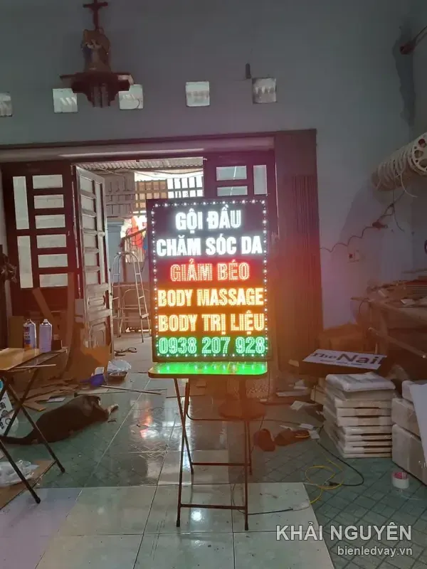 Biển vẫy dọc: GỘI ĐẦU, CHĂM SÓC DA chữ trắng, GIẢM BÉO đỏ, BODY MASSAGE vàng, số liên hệ trên biển, có chân đế sắt