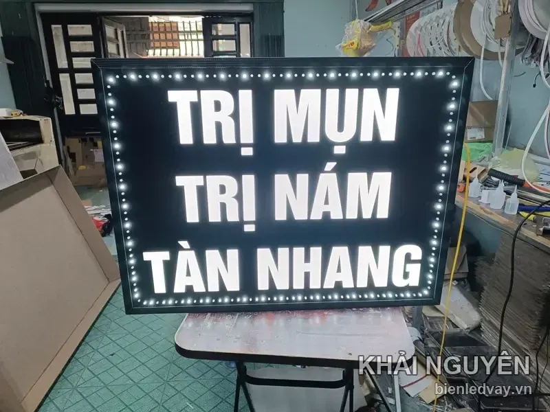 Biển vẫy chữ trắng TRỊ MỤN - TRỊ NÁM - TÀN NHANG, hai hàng LED bóng tròn viền quanh khung nhôm đen