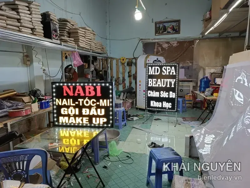 Biển vẫy Nabi có chữ NABI đỏ