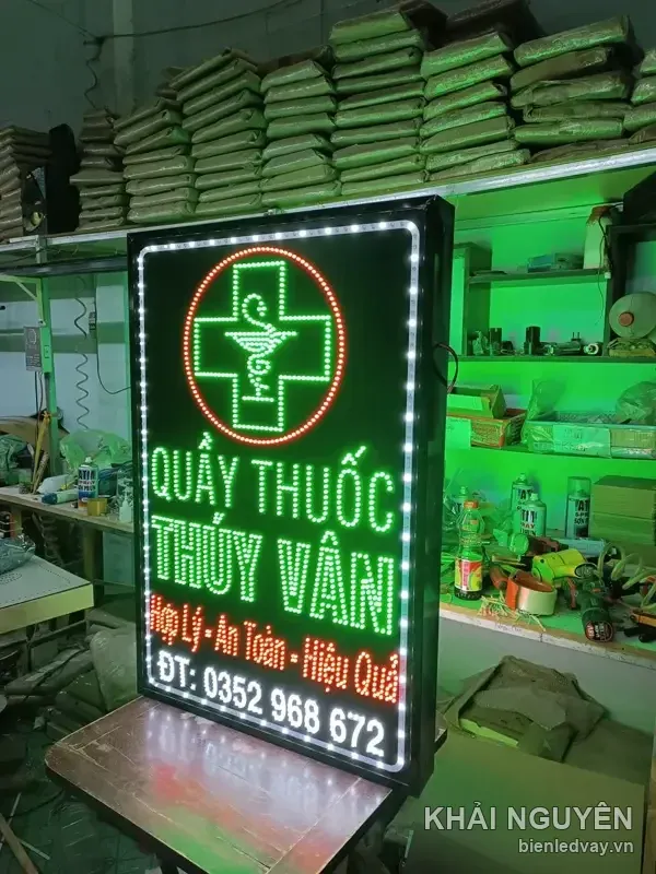 Cận cảnh biển vẫy Quầy Thuốc Thúy Vân với viền LED bóng trắng và dòng Hợp Lý - An Toàn - Hiệu Quả màu đỏ