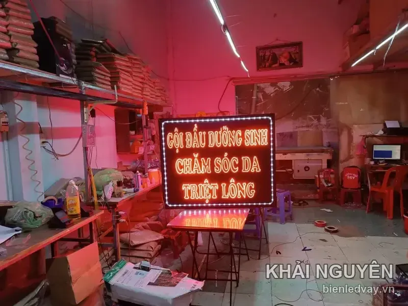 Biển vẫy LED gội đầu dưỡng sinh, chăm sóc da, triệt lông: chữ vàng cam trên nền đen, viền LED bóng tròn trắng