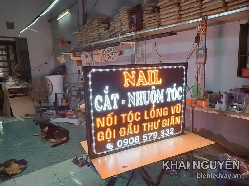 Biển vẫy LED tiệm nail nền đen chữ NAIL vàng
