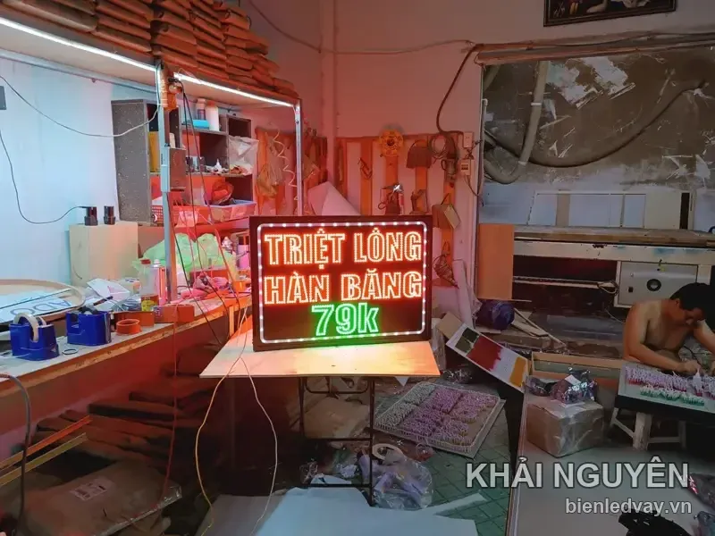 Biển vẫy LED Triệt Lông Hàn Băng: hai dòng chữ vàng cam, giá 79k màu xanh lá, viền LED trắng trên nền đen
