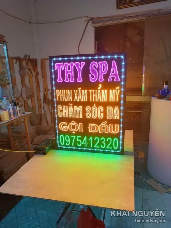 Biển vẫy THY SPA chữ hồng, các dòng phun xăm thẩm mỹ, chăm sóc da, gội đầu, số liên hệ trên biển màu xanh lá