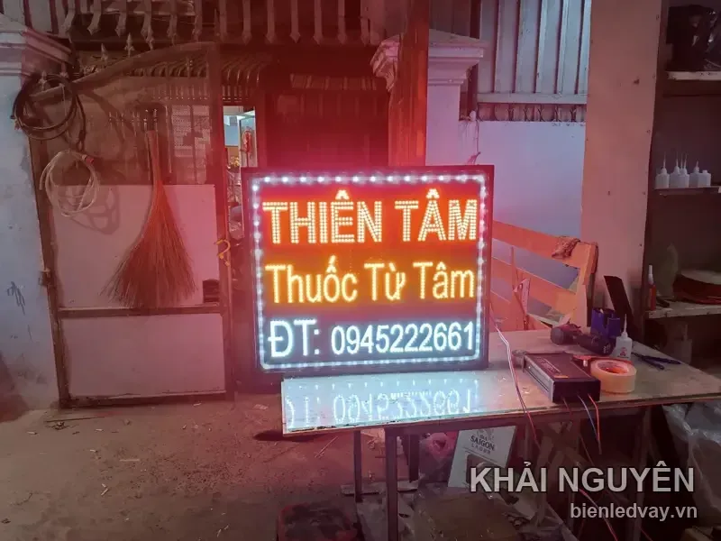 Biển vẫy THIÊN TÂM Thuốc Từ Tâm chữ cam vàng trên nền đen, viền LED trắng, ĐT số liên hệ trên biển, dựng trước hiên nhà