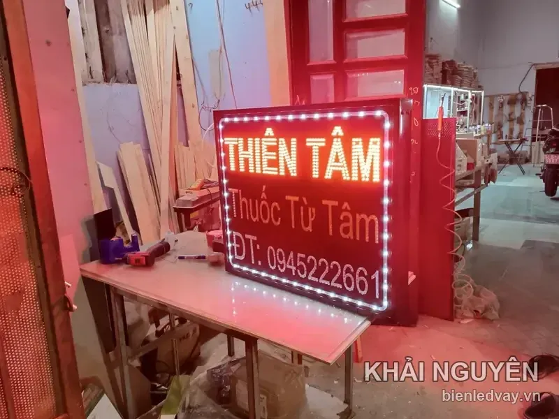 Biển vẫy Thiên Tâm nền đen, chữ LED cam đỏ Thuốc Từ Tâm, có số điện thoại và viền bóng trắng