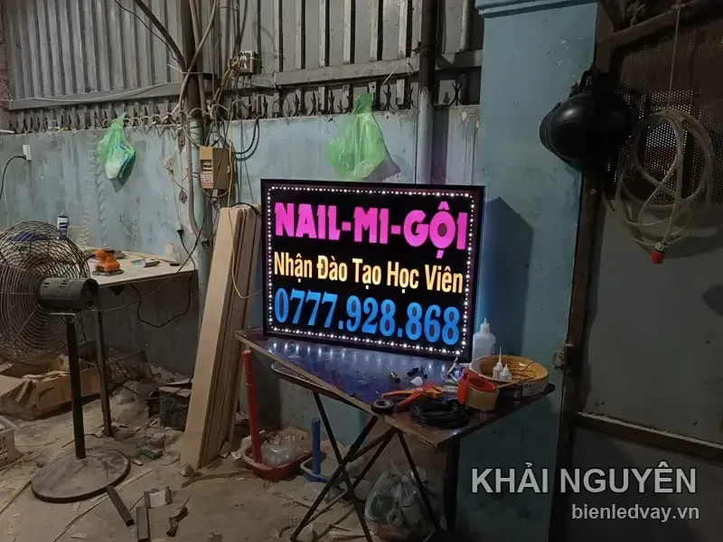 Biển vẫy chữ NAIL-MI-GỘI hồng