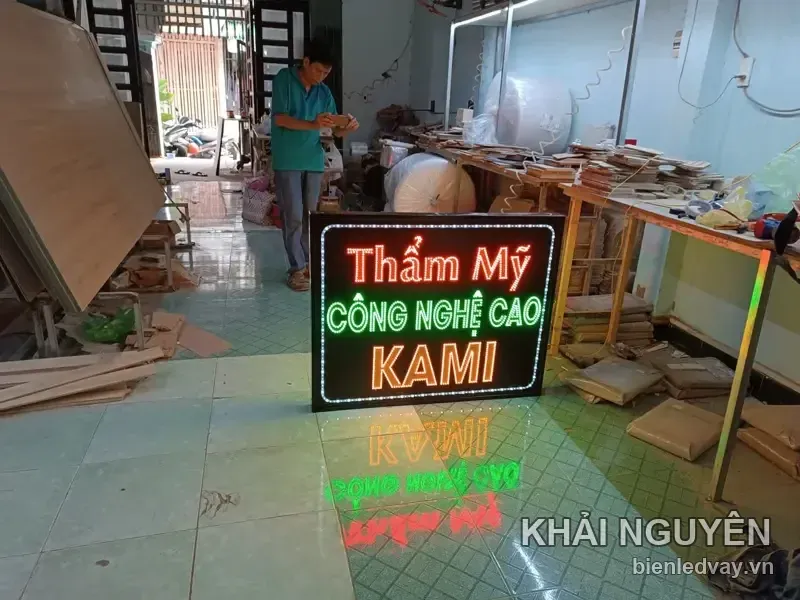 Biển vẫy LED Kami dựng dưới sàn xưởng: Thẩm Mỹ chữ đỏ, Công Nghệ Cao xanh lá, KAMI cam, viền LED trắng
