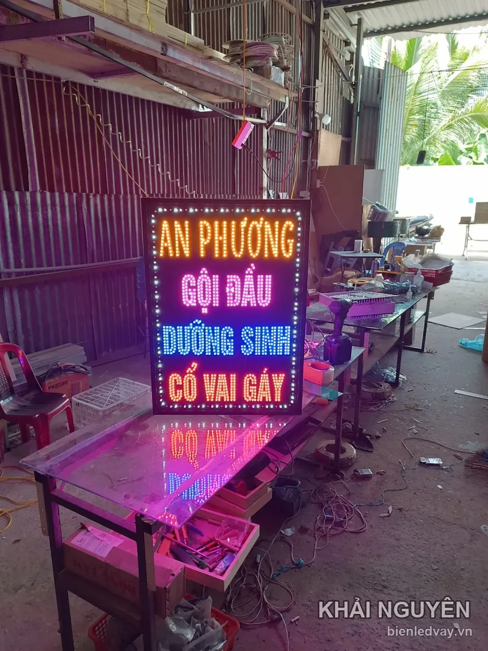 Biển vẫy LED An Phương nền đen, chữ GỘI ĐẦU hồng và DƯỠNG SINH xanh dương, viền bóng LED trắng, thử sáng tại xưởng