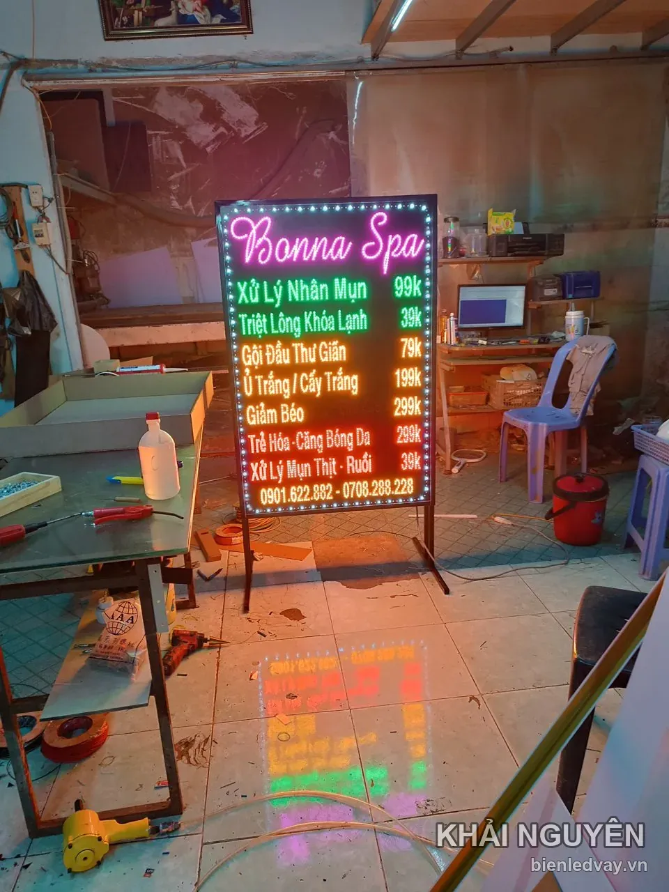 Biển vẫy Bonna Spa nền đen, chữ hồng neon, bảng giá 7 dịch vụ từ 39k, viền LED bóng tròn trắng