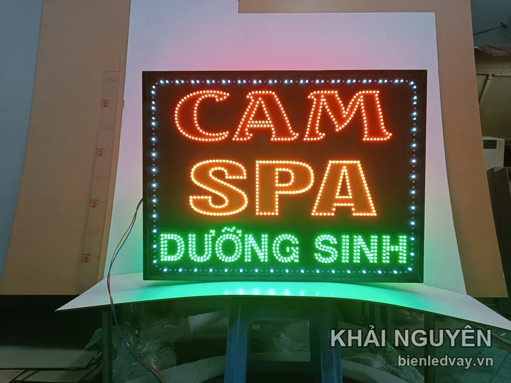 Biển vẫy LED Cam Spa nền đen: chữ CAM đỏ, SPA vàng cam, DƯỠNG SINH xanh lá, viền LED bóng tròn nhấp nháy