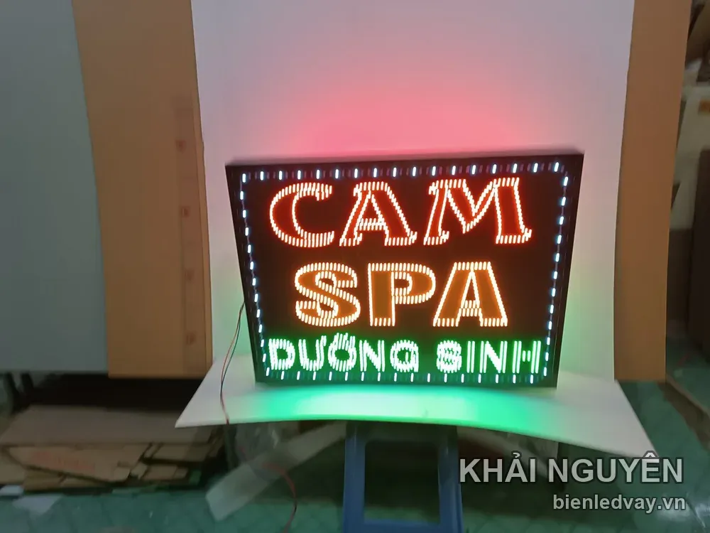 Biển vẫy LED Cam Spa: chữ CAM đỏ, SPA vàng cam, DƯỠNG SINH xanh lá trên nền đen, viền LED trắng chạy quanh