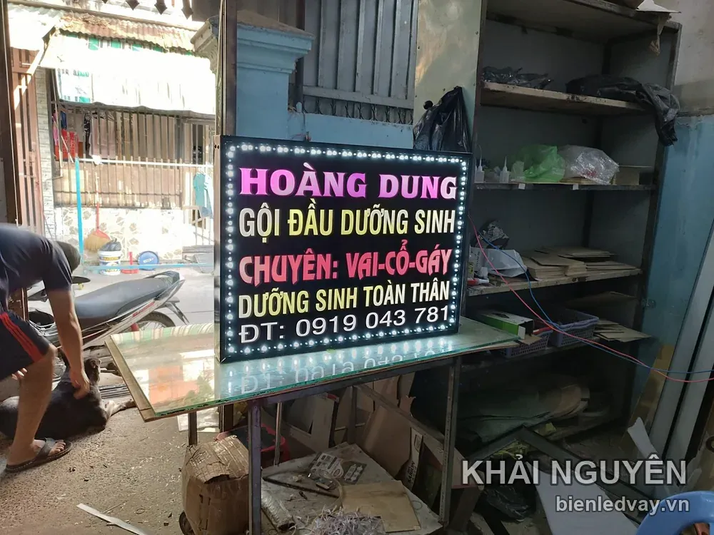 Biển vẫy HOÀNG DUNG nền đen, viền LED bóng tròn, chữ hồng vàng ghi gội đầu dưỡng sinh và số điện thoại trên biển