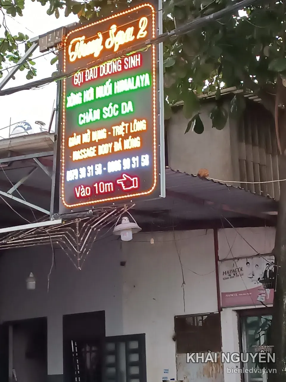 Biển vẫy Hương Sen 2 treo trước nhà, viền LED bóng tròn, dòng gội đầu dưỡng sinh và xông hơi muối Himalaya