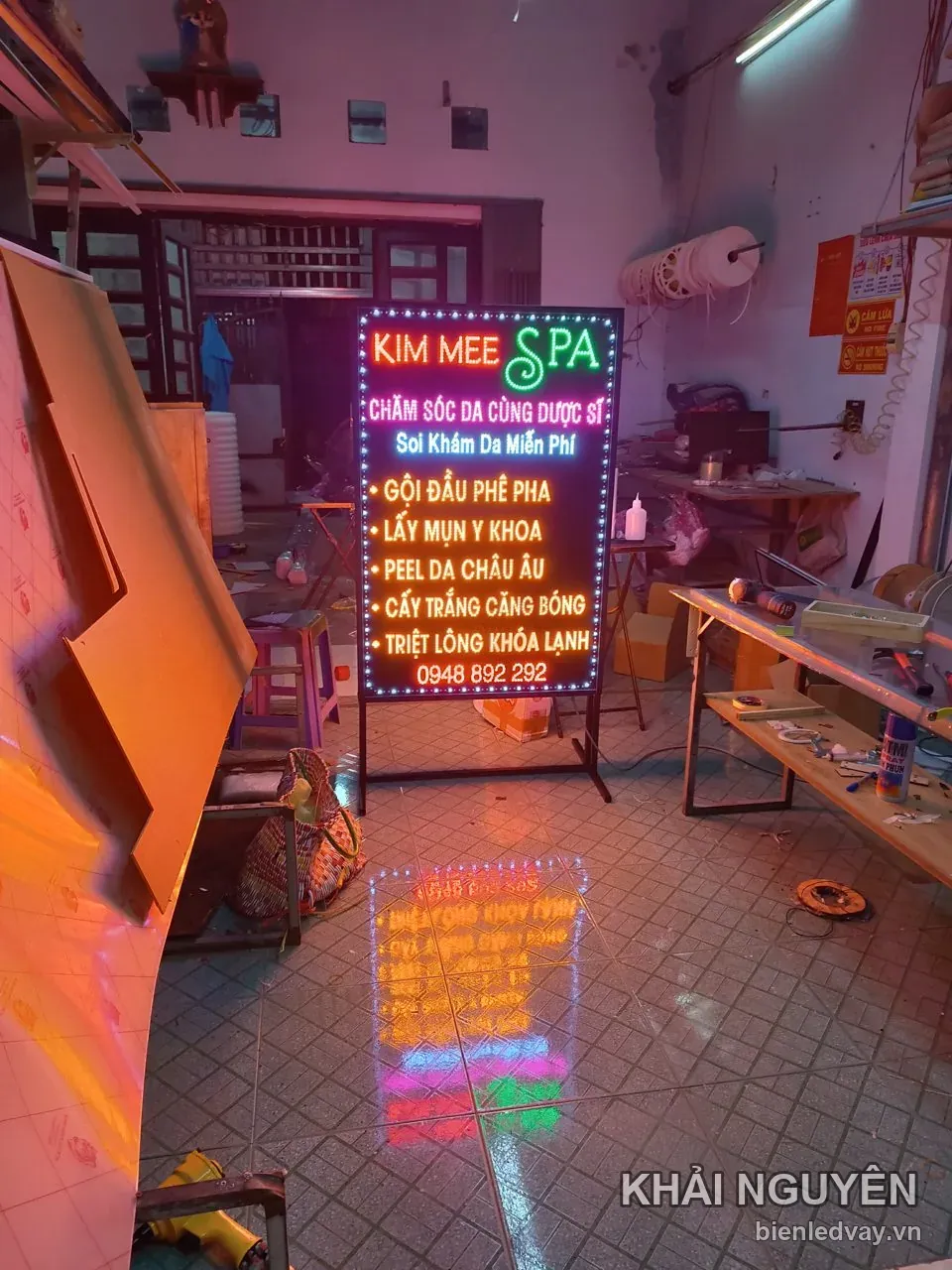 Biển vẫy KIM MEE SPA có chân đế đứng, viền LED bóng tròn, liệt kê gội đầu, lấy mụn y khoa, peel da châu Âu