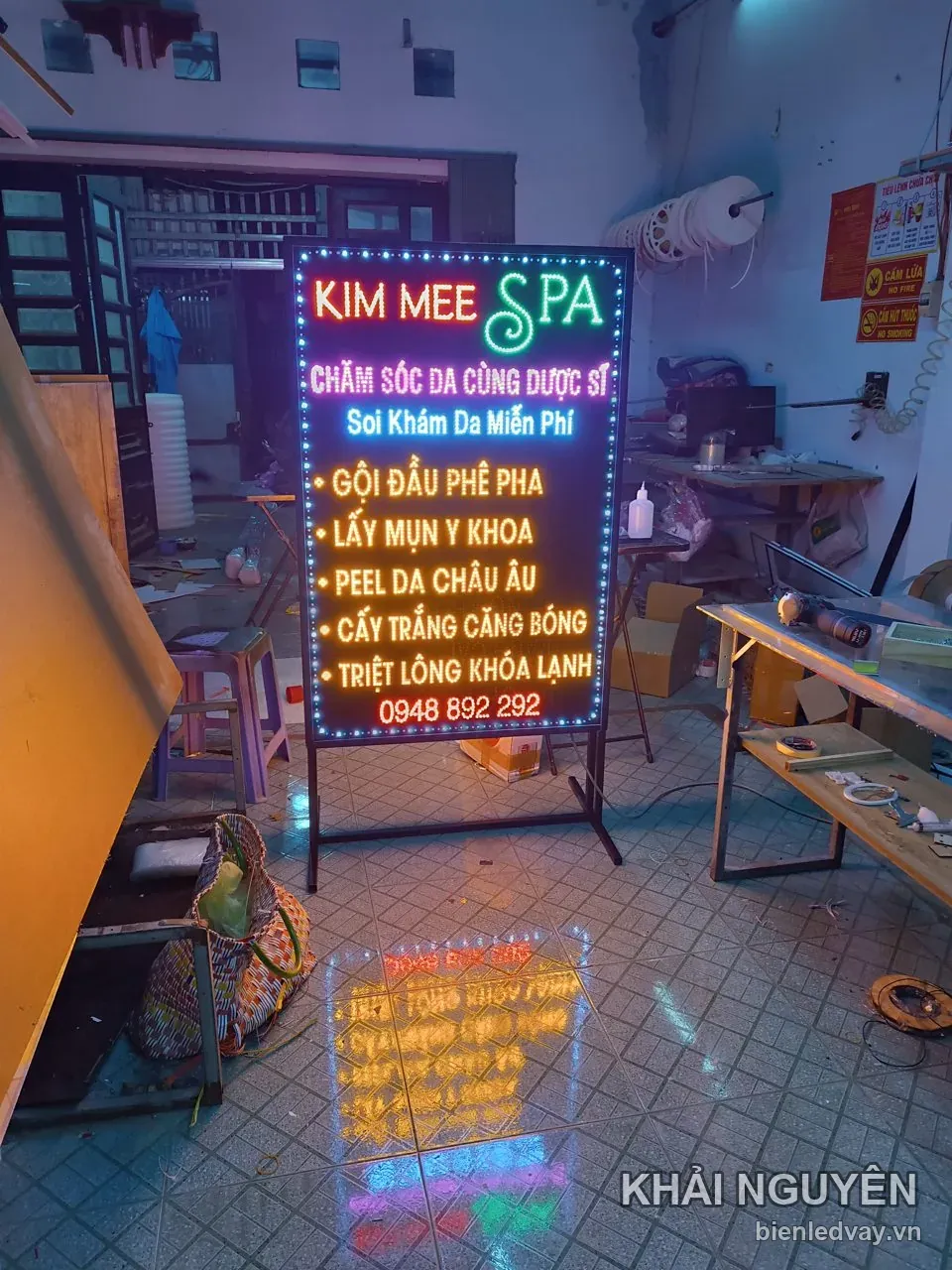 Biển vẫy KIM MEE SPA trên chân đế chữ A, viền LED trắng, chữ nhiều màu ghi peel da và triệt lông khóa lạnh