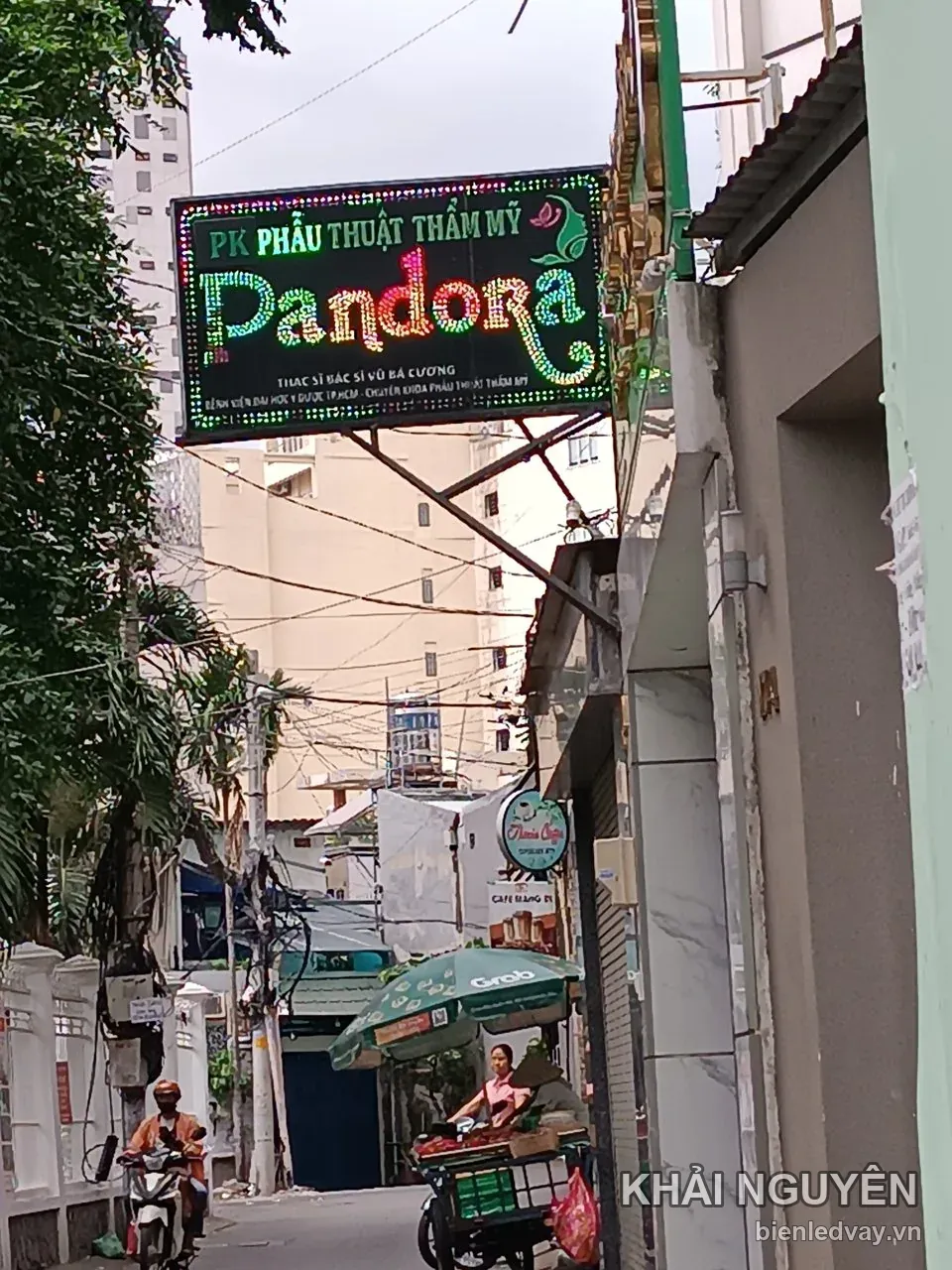 Biển vẫy LED ma trận Pandora treo vuông góc mặt tiền trong hẻm, chữ Pandora nhiều màu, dòng PK Phẫu Thuật Thẩm Mỹ