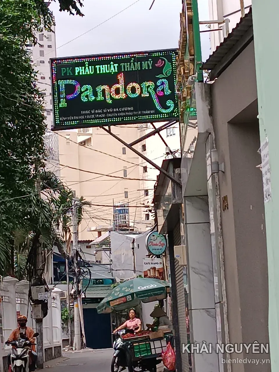 Biển vẫy LED Pandora – PK Phẫu thuật thẩm mỹ, chữ LED nhiều màu trên nền đen, treo vuông góc mặt tiền