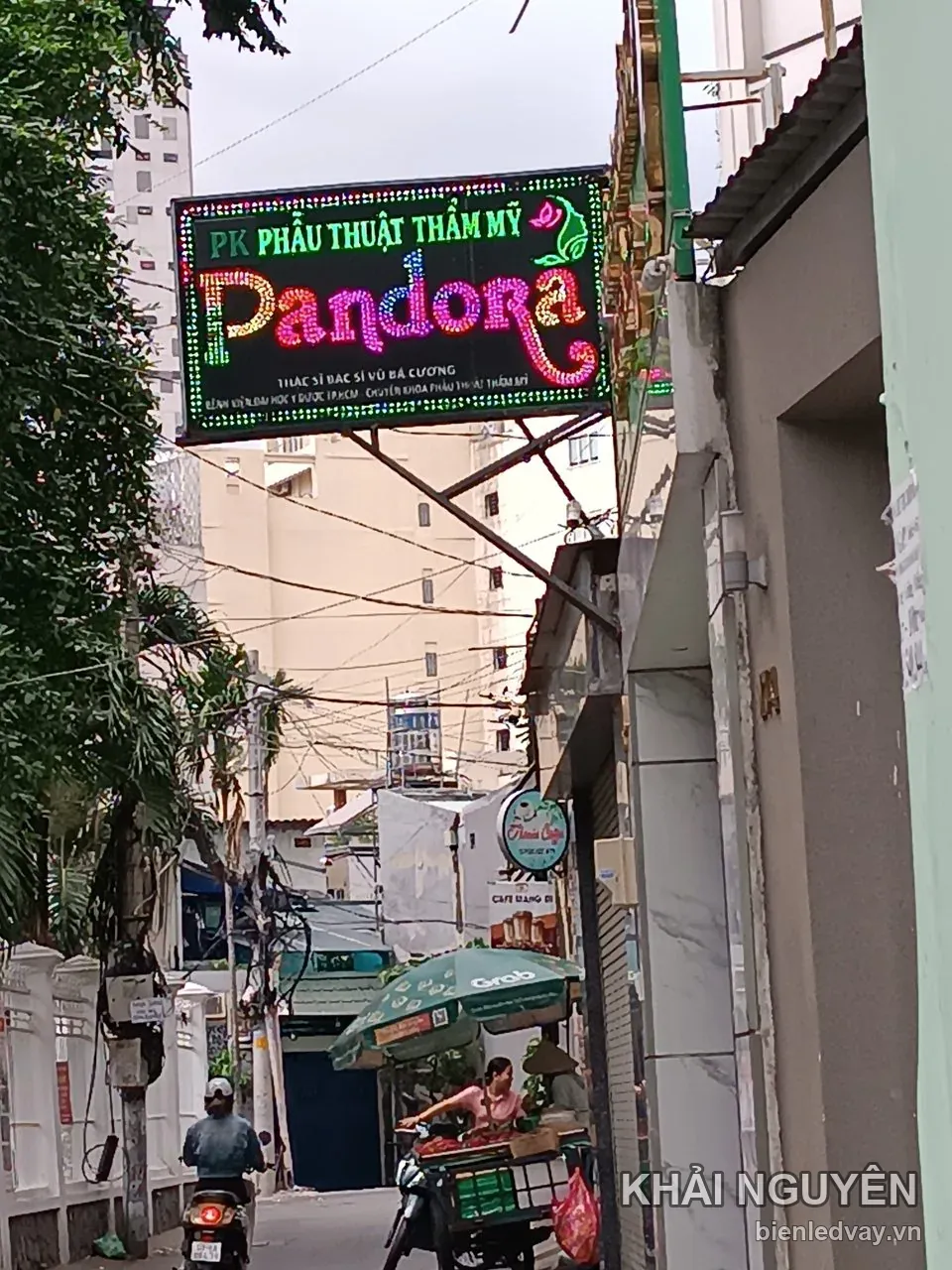 Biển vẫy Pandora vươn ra hẻm, chữ PK Phẫu Thuật Thẩm Mỹ màu trắng, tên Pandora chạy LED nhiều màu