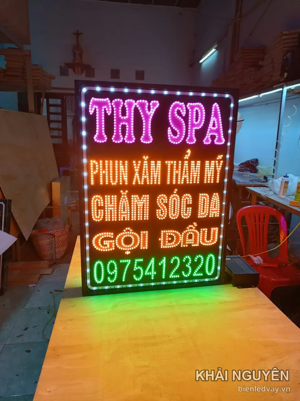 Biển vẫy LED Thy Spa dáng đứng: chữ THY SPA hồng, các dòng phun xăm thẩm mỹ, chăm sóc da, gội đầu và số liên hệ trên biển xanh lá