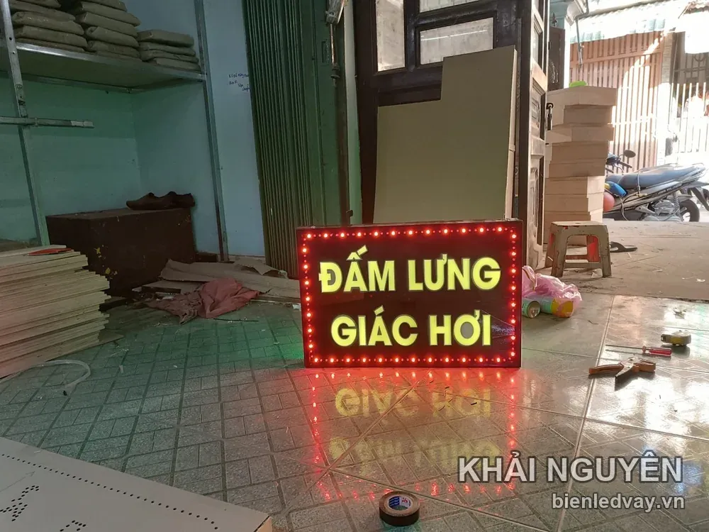 Biển vẫy chữ ĐẤM LƯNG GIÁC HƠI màu vàng trên nền đỏ, viền bóng LED đỏ nhấp nháy, đặt dưới sàn xưởng