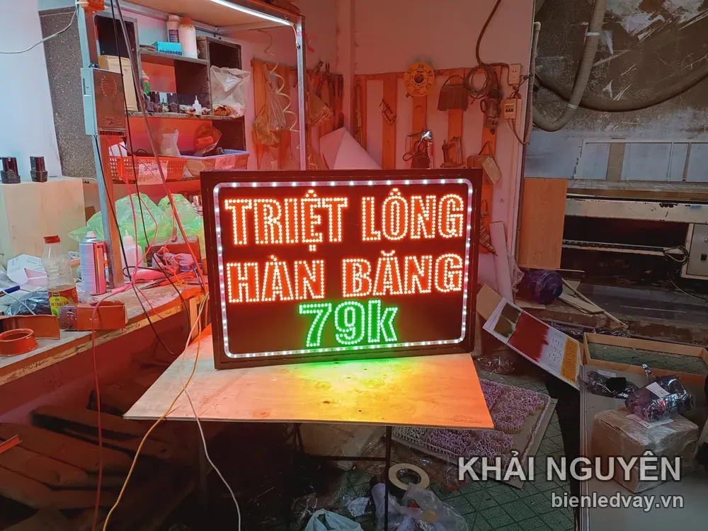 Biển vẫy TRIỆT LÔNG HÀN BĂNG chữ đỏ, giá 79k màu xanh lá, viền LED trắng quanh nền đen