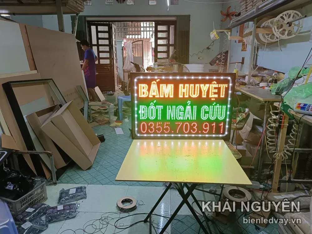 Biển vẫy nằm ngang: BẤM HUYỆT chữ cam, ĐỐT NGẢI CỨU chữ xanh lá, số liên hệ trên biển, viền LED bóng tròn