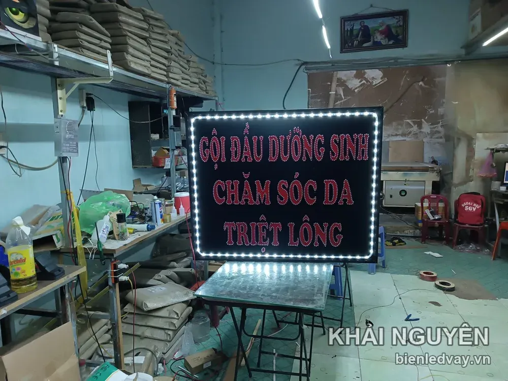 Biển vẫy GỘI ĐẦU DƯỠNG SINH - CHĂM SÓC DA - TRIỆT LÔNG, chữ LED đỏ trên nền đen, viền LED trắng