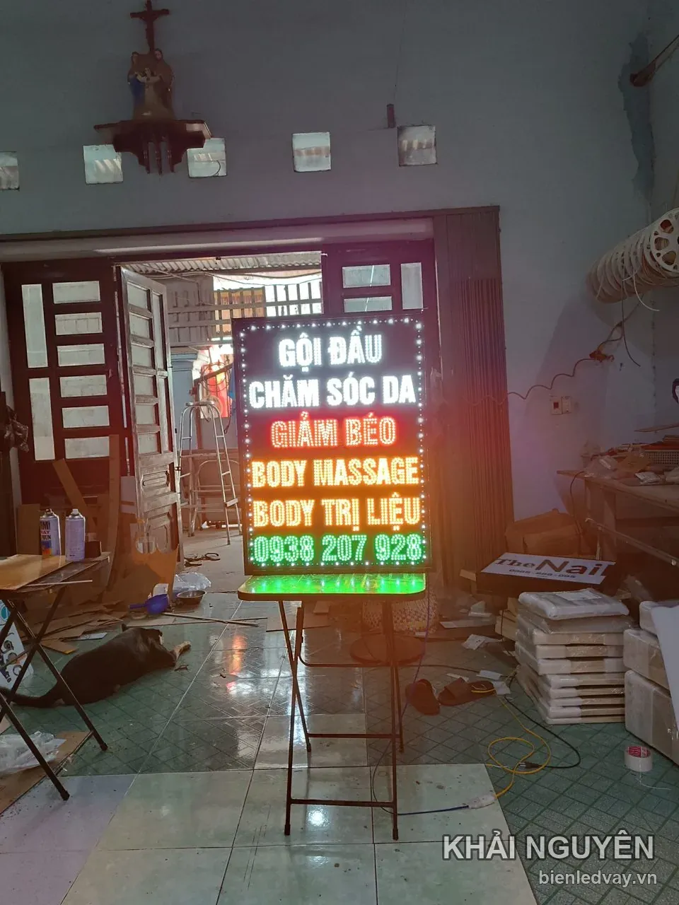 Biển vẫy LED dáng đứng: gội đầu, chăm sóc da, giảm béo, body massage, body trị liệu và số liên hệ trên biển