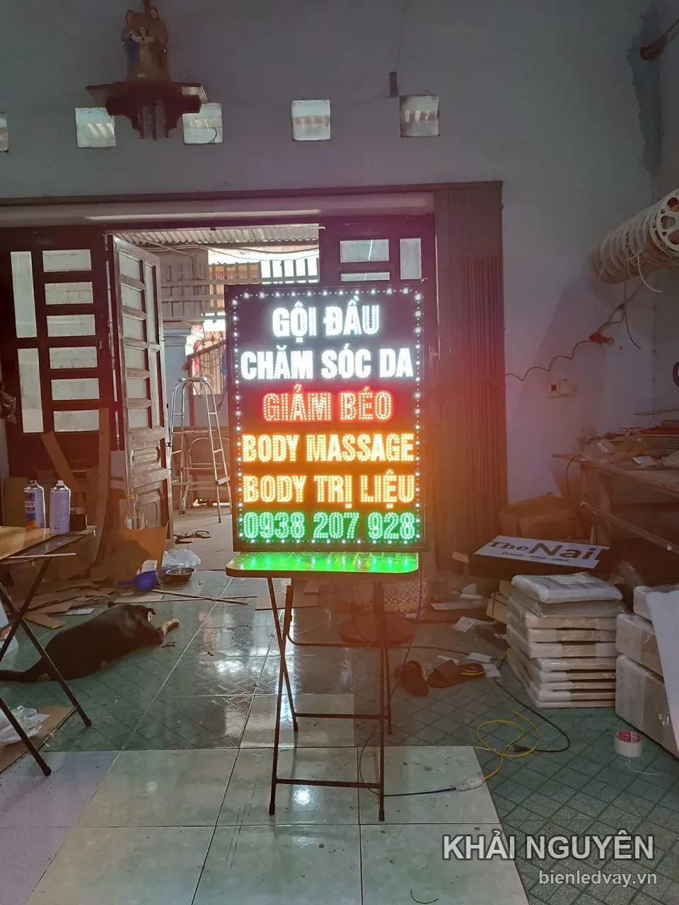 Biển vẫy chân sắt gấp: gội đầu, chăm sóc da chữ trắng, giảm béo chữ đỏ, body massage chữ vàng trên nền đen