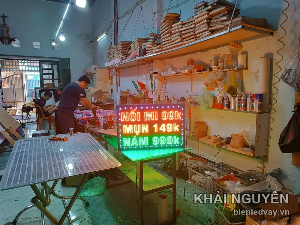 Biển vẫy LED báo giá NỐI MI 99K, MỤN 149k, NÁM 999k chữ cam đỏ nền đen, viền bóng LED trắng, thử sáng ở xưởng