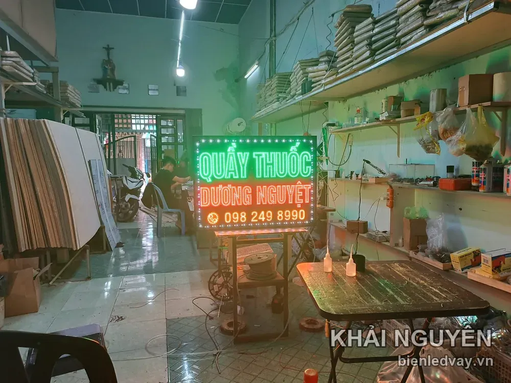 Biển QUẦY THUỐC DƯƠNG NGUYỆT chữ xanh lá và đỏ trên nền đen, viền LED trắng, có số điện thoại, đang thử sáng trong xưởng