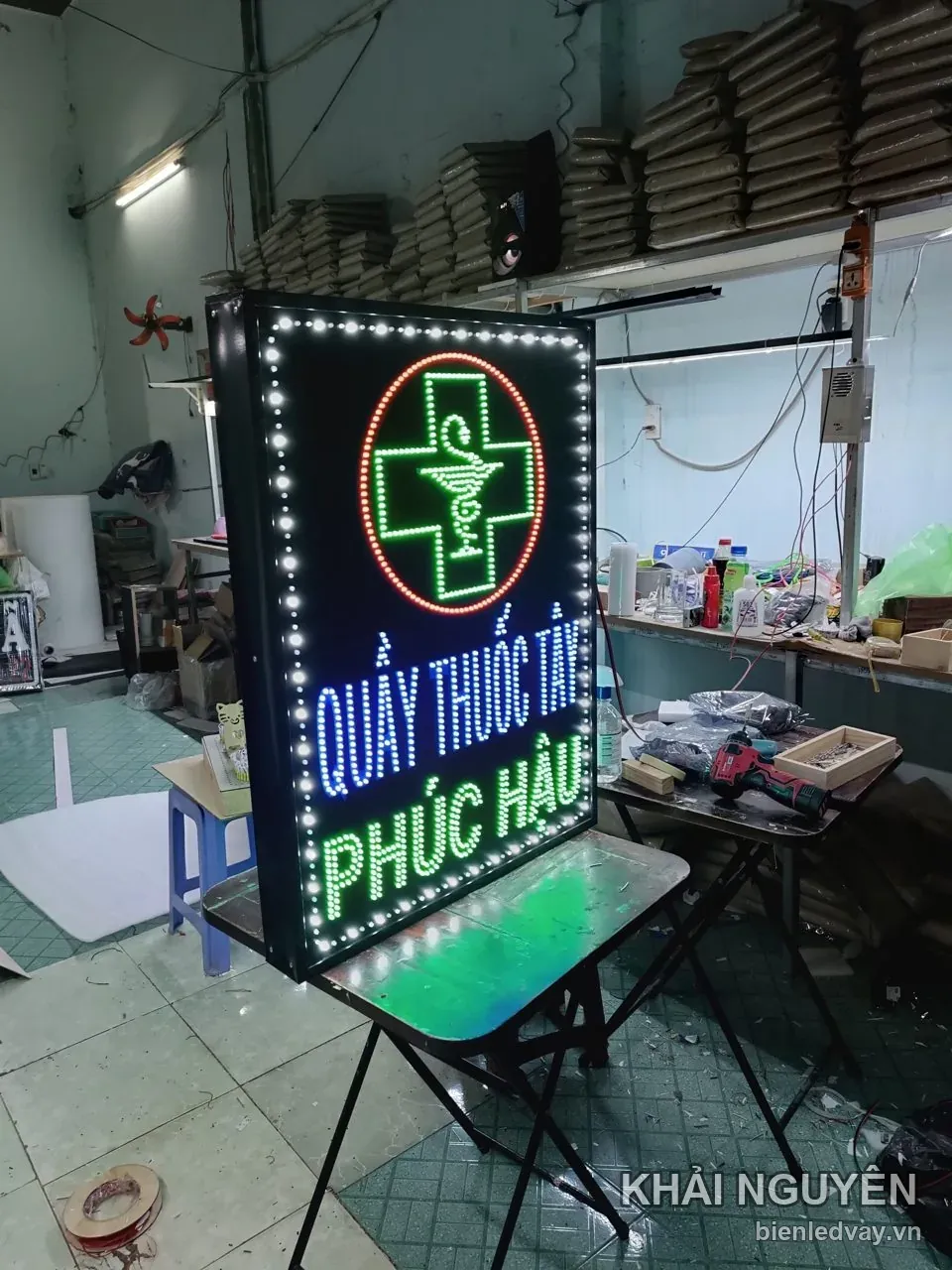 Biển vẫy Quầy Thuốc Tây Phúc Hậu có chữ thập xanh lá viền tròn đỏ, biểu tượng rắn và viền LED trắng