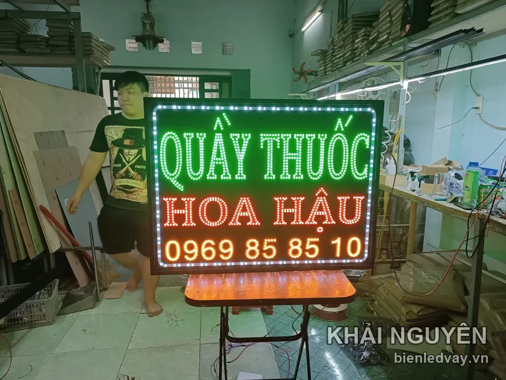 Biển vẫy Quầy Thuốc Hoa Hậu có chữ xanh lá và đỏ, số điện thoại màu vàng, viền LED bóng tròn trắng