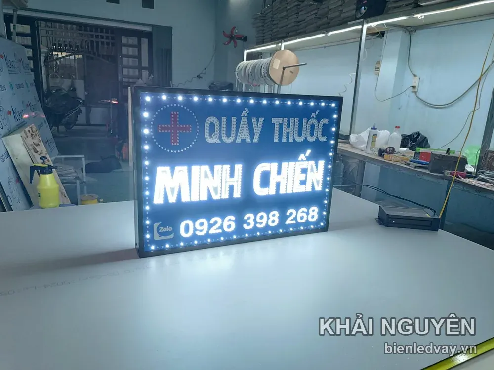Biển vẫy Quầy Thuốc Minh Chiến nền xanh dương, chữ trắng, có Zalo, chữ thập LED và viền bóng tròn