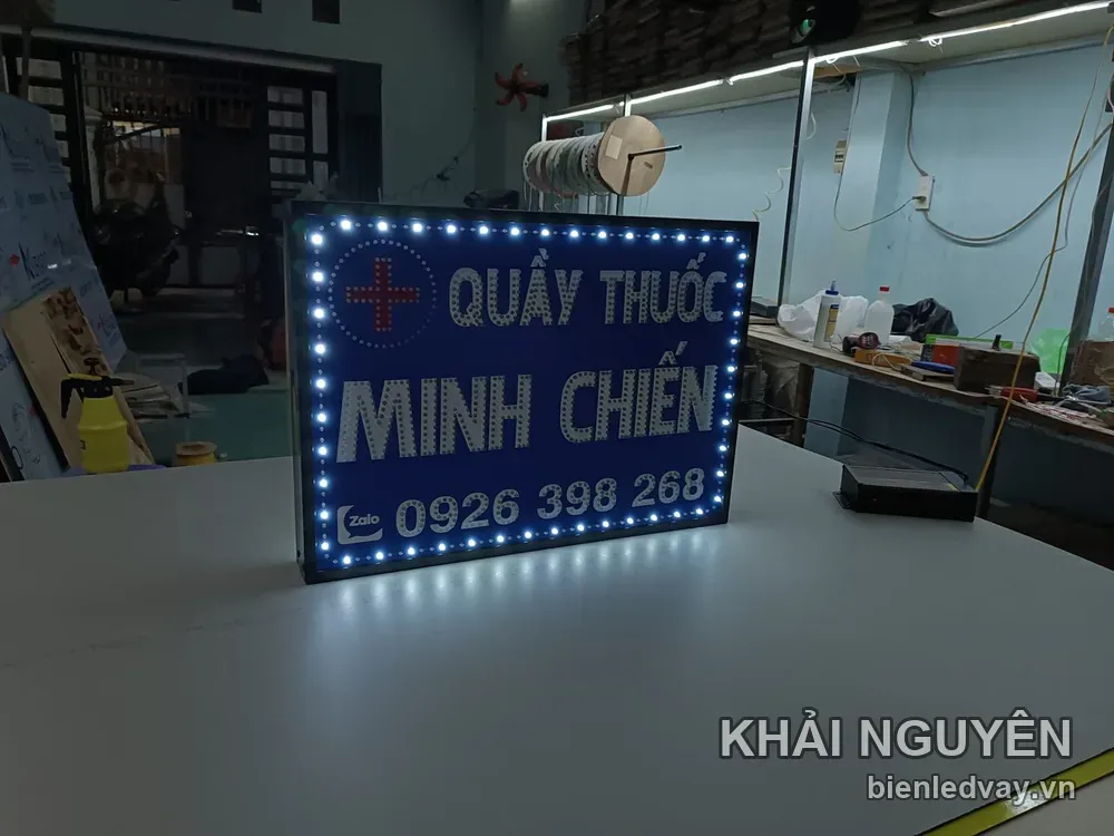 Biển vẫy nền xanh dương QUẦY THUỐC MINH CHIẾN có chữ LED trắng, số liên hệ qua Zalo và viền bóng trắng