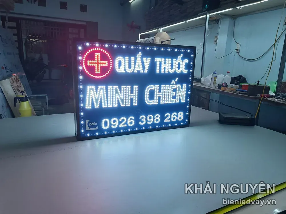 Biển vẫy Quầy Thuốc Minh Chiến có thập giá đỏ trong vòng tròn và chữ LED trắng nổi trên nền xanh đậm
