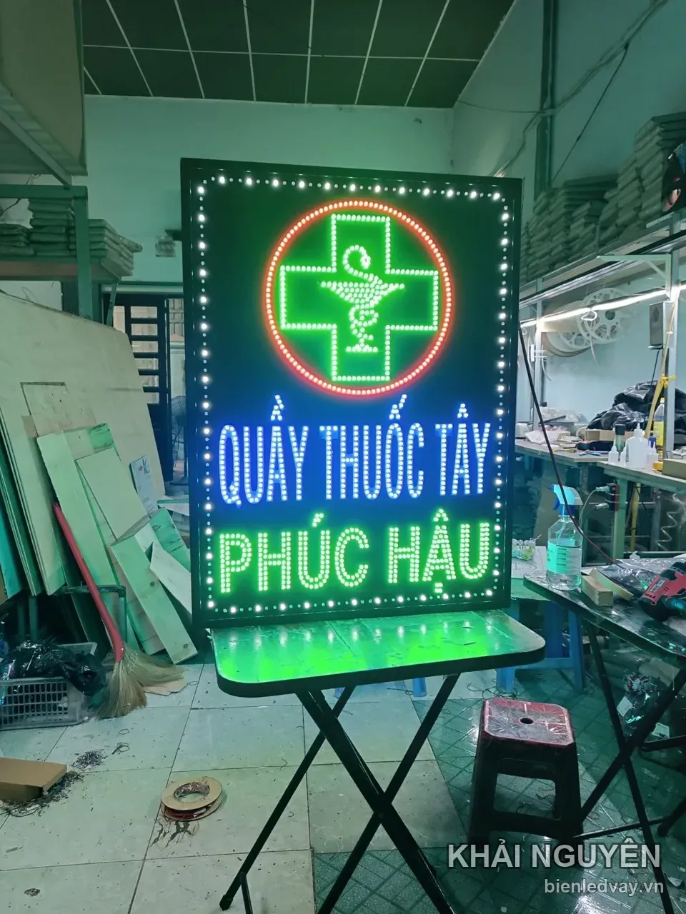 Biển vẫy dọc QUẦY THUỐC TÂY PHÚC HẬU: chữ xanh dương và vàng, chữ thập xanh viền tròn đỏ, biểu tượng rắn