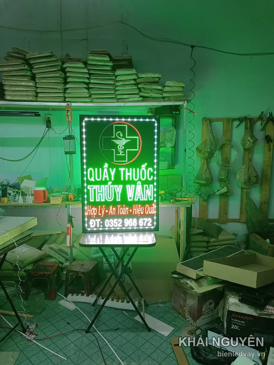 Biển vẫy dọc QUẦY THUỐC THÚY VÂN có chữ LED xanh lá, dòng Hợp Lý An Toàn Hiệu Quả màu đỏ và số điện thoại