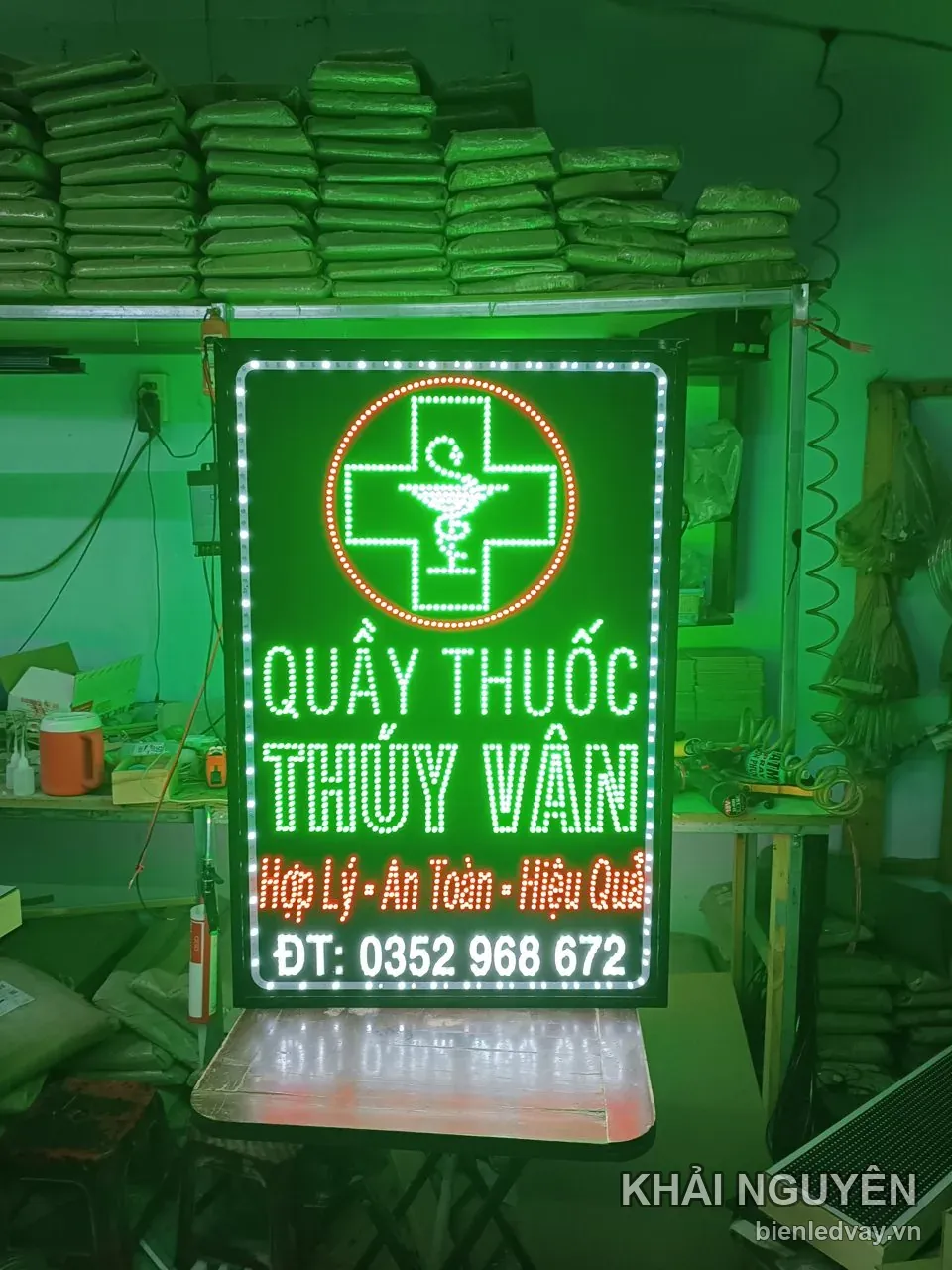 Biển vẫy dọc QUẦY THUỐC THÚY VÂN có nền xanh lá, dòng Hợp Lý - An Toàn - Hiệu Quả màu đỏ và số ĐT liên hệ.