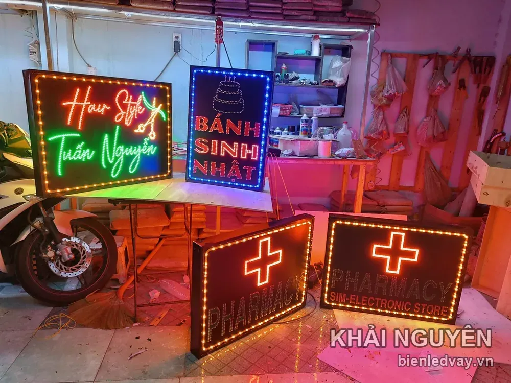Hai biển PHARMACY tắt chữ chỉ còn thập giá trắng sáng, cạnh biển Hair Style Tuấn Nguyễn và Bánh Sinh Nhật