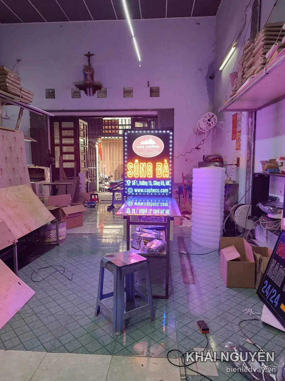 Biển vẫy LED C C Coffee Sông Đà, logo hình bầu dục trắng, chữ SÔNG ĐÀ màu cam, viền bóng LED tròn, kèm theo địa chỉ và website.