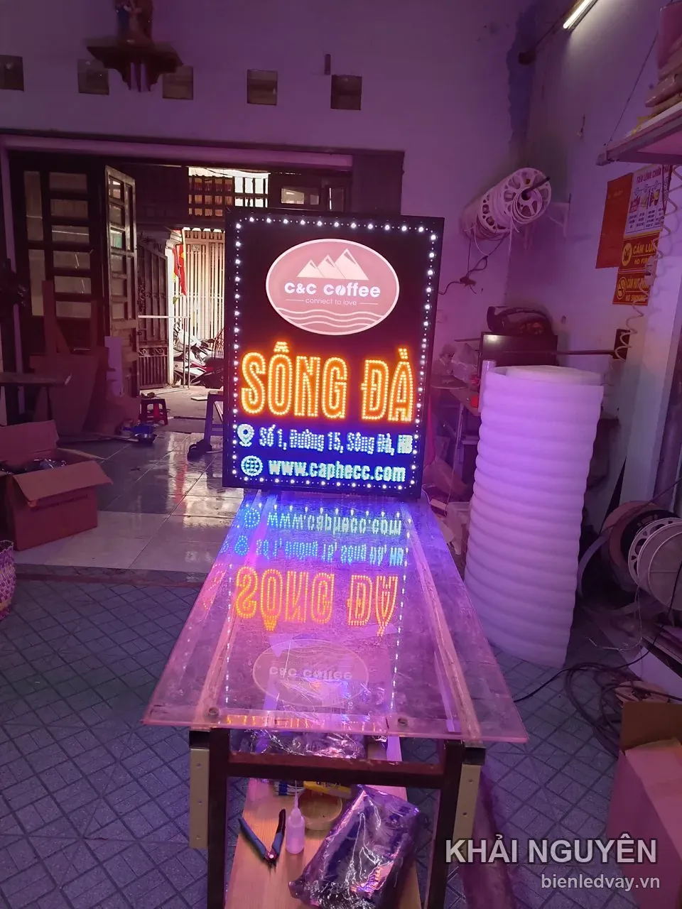 Biển C C Coffee Sông Đà dùng chữ LED cam, logo núi trên nền hồng, kèm địa chỉ, web caphecc.com và viền bóng LED trắng.