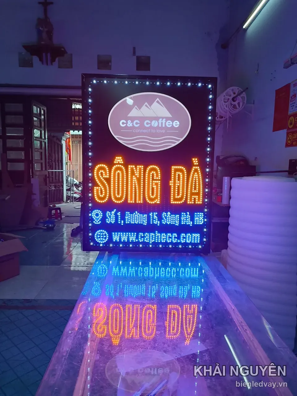 Biển vẫy LED chi nhánh Sông Đà của C C Coffee, viền LED xanh dương, logo bầu dục trắng, kèm địa chỉ và web caphecc.com