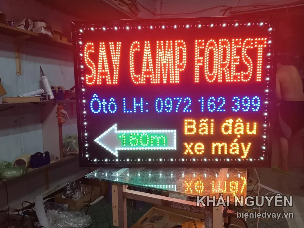 Biển LED chữ Say Camp Forest màu đỏ cam với mũi tên trắng