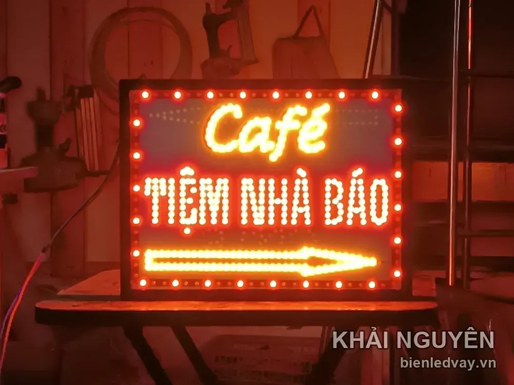 Biển vẫy LED Tiệm Nhà Báo, chữ Café kiểu viết tay màu vàng, mũi tên LED chỉ hướng, viền bóng tròn màu đỏ.
