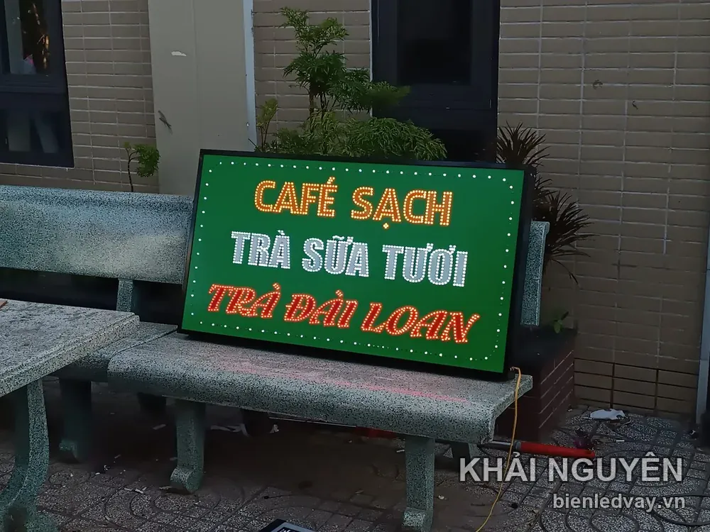 Chụp cận biển vẫy nền xanh CAFÉ SẠCH chữ vàng, TRÀ SỮA TƯƠI chữ trắng, TRÀ ĐÀI LOAN chữ đỏ viền LED