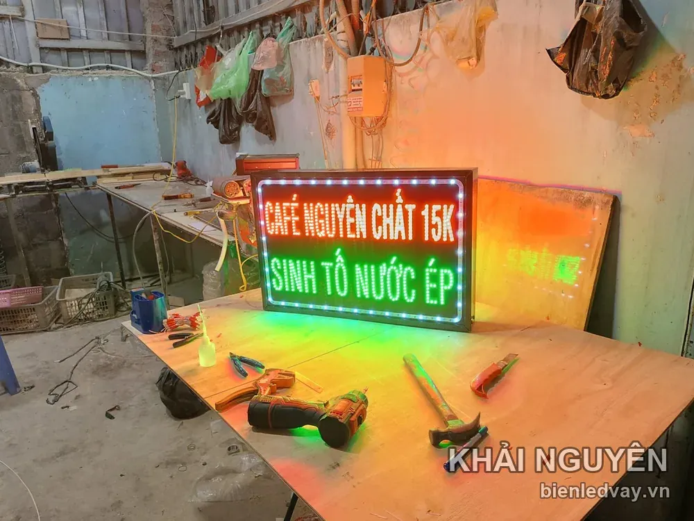 Biển vẫy ngang nền đen viền LED trắng, gồm dòng CAFÉ NGUYÊN CHẤT 15K đỏ và SINH TỐ NƯỚC ÉP xanh lá, chụp tại xưởng.